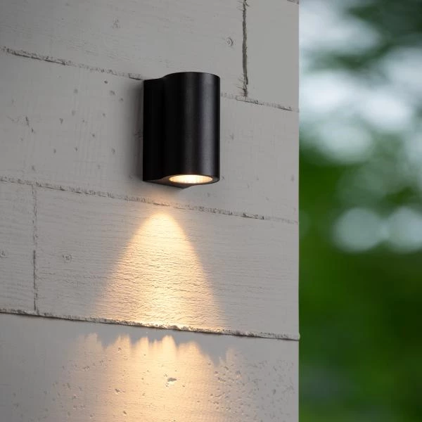 Lucide AKRA - Wandleuchte Innen/Außen - LED - 1x6W 2700K - IP54 - Schwarz - Atmosphäre 1